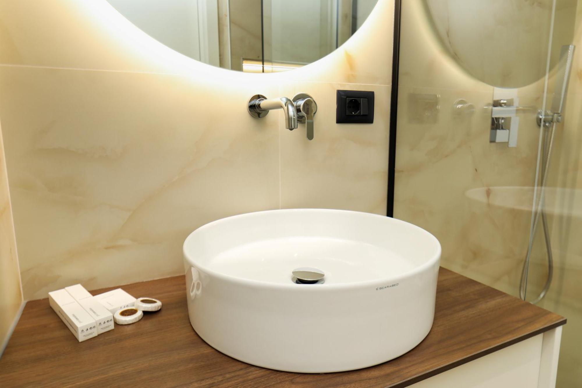 Vlorë Hotel Adore מראה חיצוני תמונה