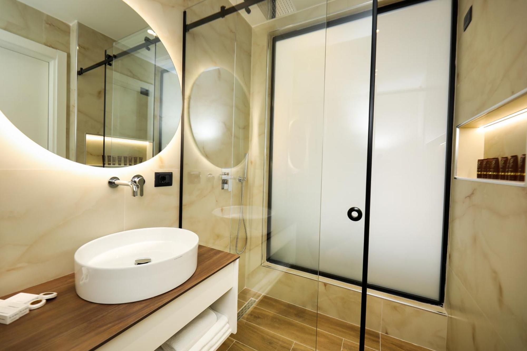 Vlorë Hotel Adore מראה חיצוני תמונה
