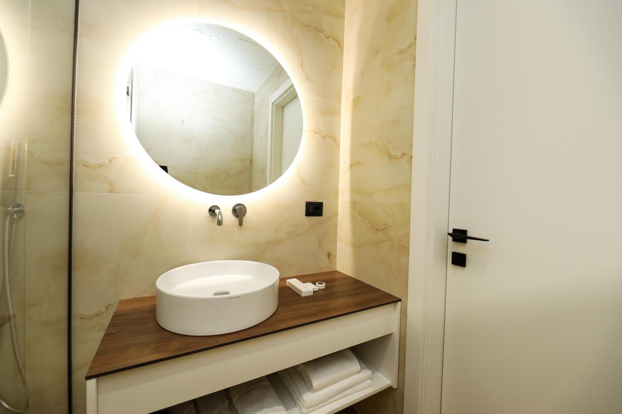 Vlorë Hotel Adore מראה חיצוני תמונה