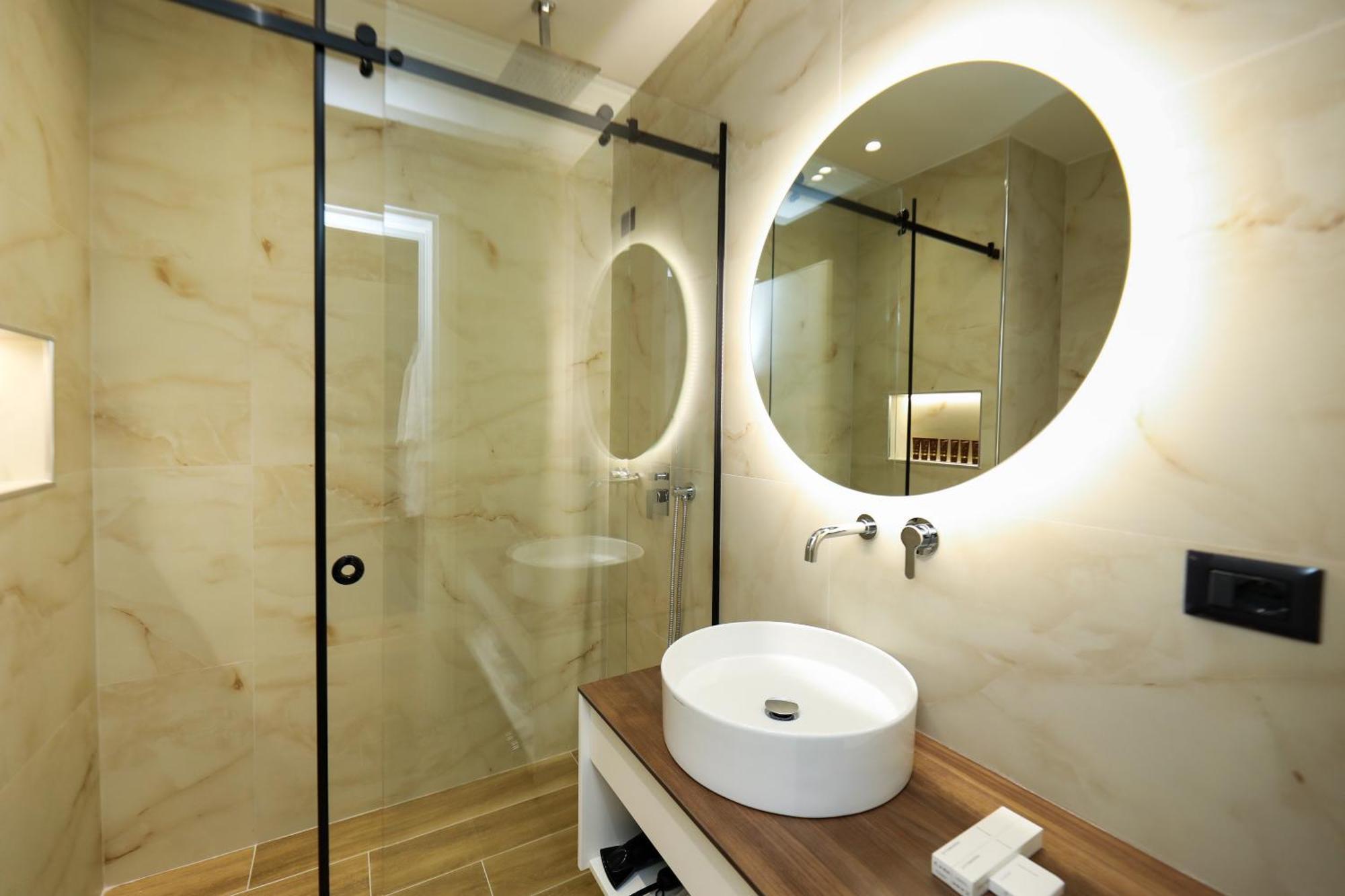 Vlorë Hotel Adore מראה חיצוני תמונה